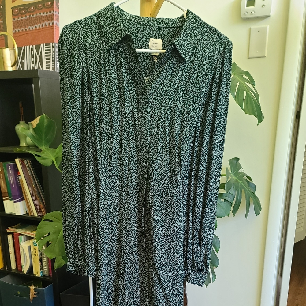 Green long sleeved midi dress with waist tie.